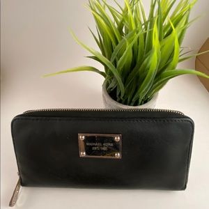 🎁 Michael Kors Leather Wallet